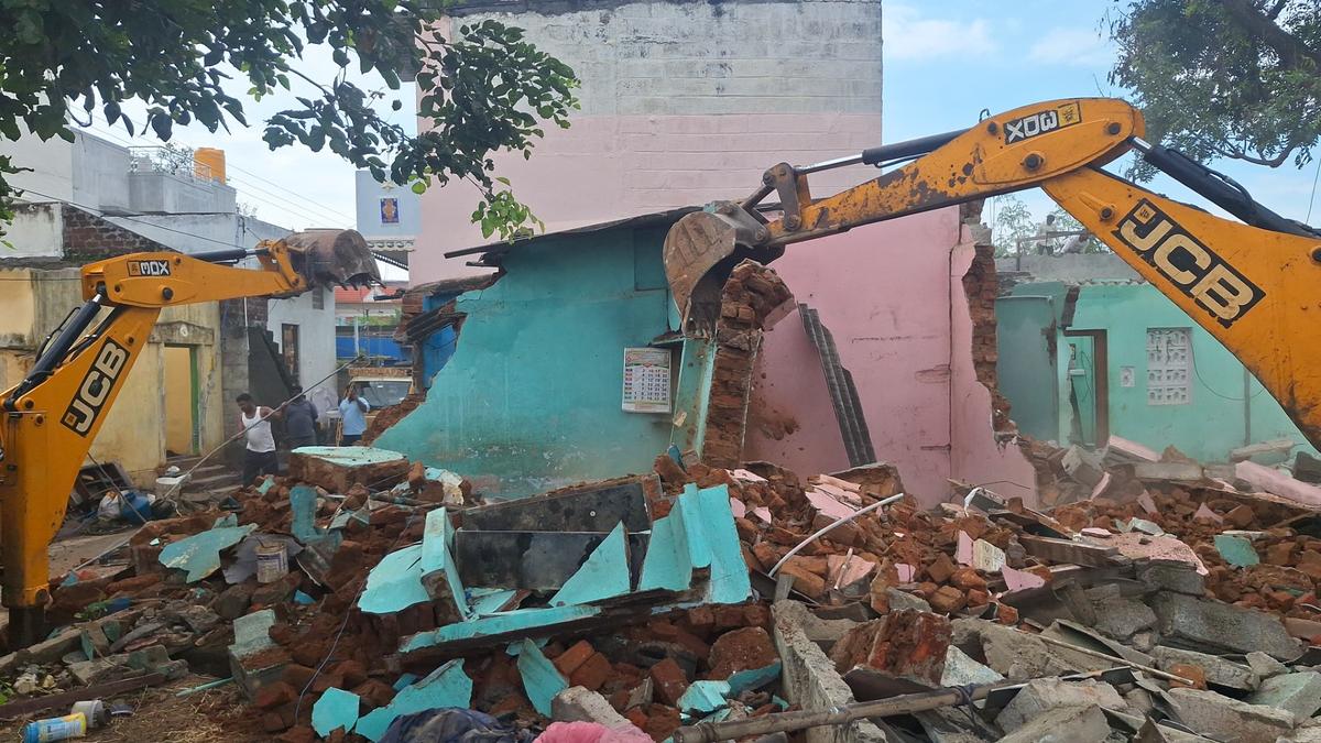 Demolition of encroachments on twin lakes in Katpadi begins