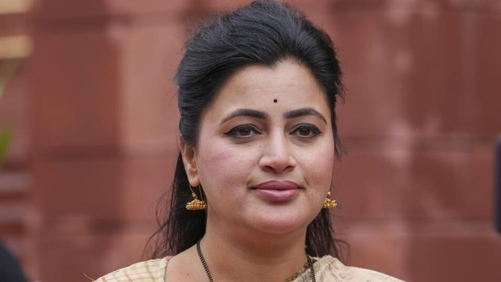 Mob attacks ex-BJP MP Navneet Rana, supporters in Amravati; police arrest 45, detain 3 | Mint