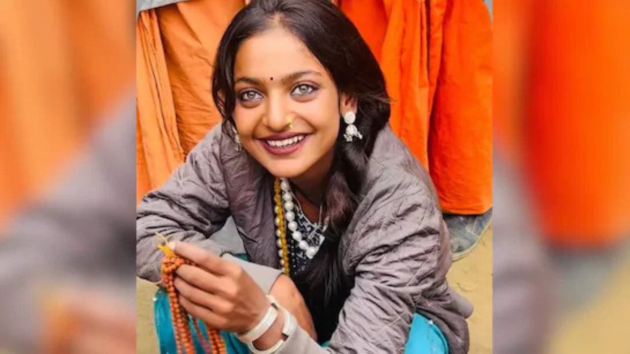 Maha Kumbh की Monalisa बनीं इंटरनेट सेंसेशन, अब बॉलीवुड में रखेंगी कदम
