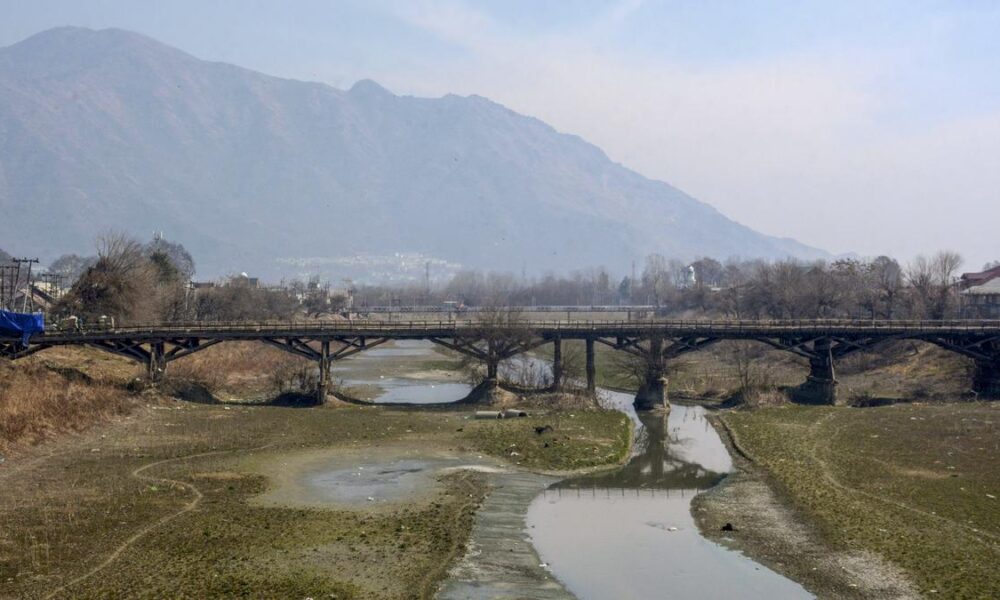 Kashmir awaits a warm summer in 2025. How should its crops prepare?