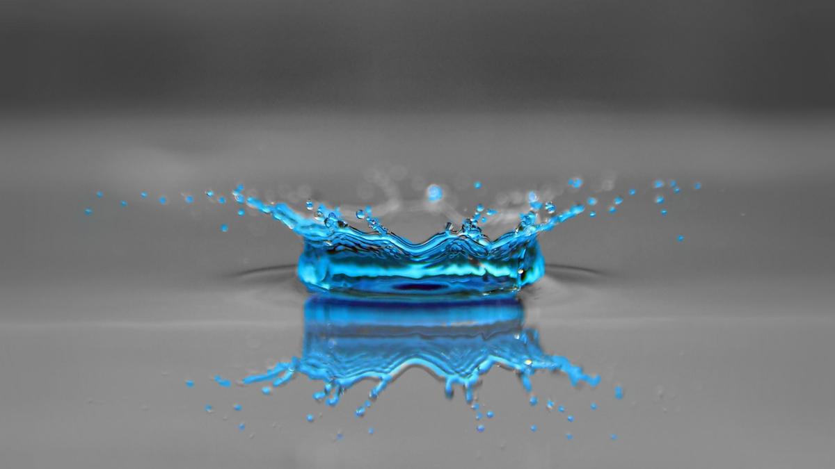 Charged water makes a smaller splash