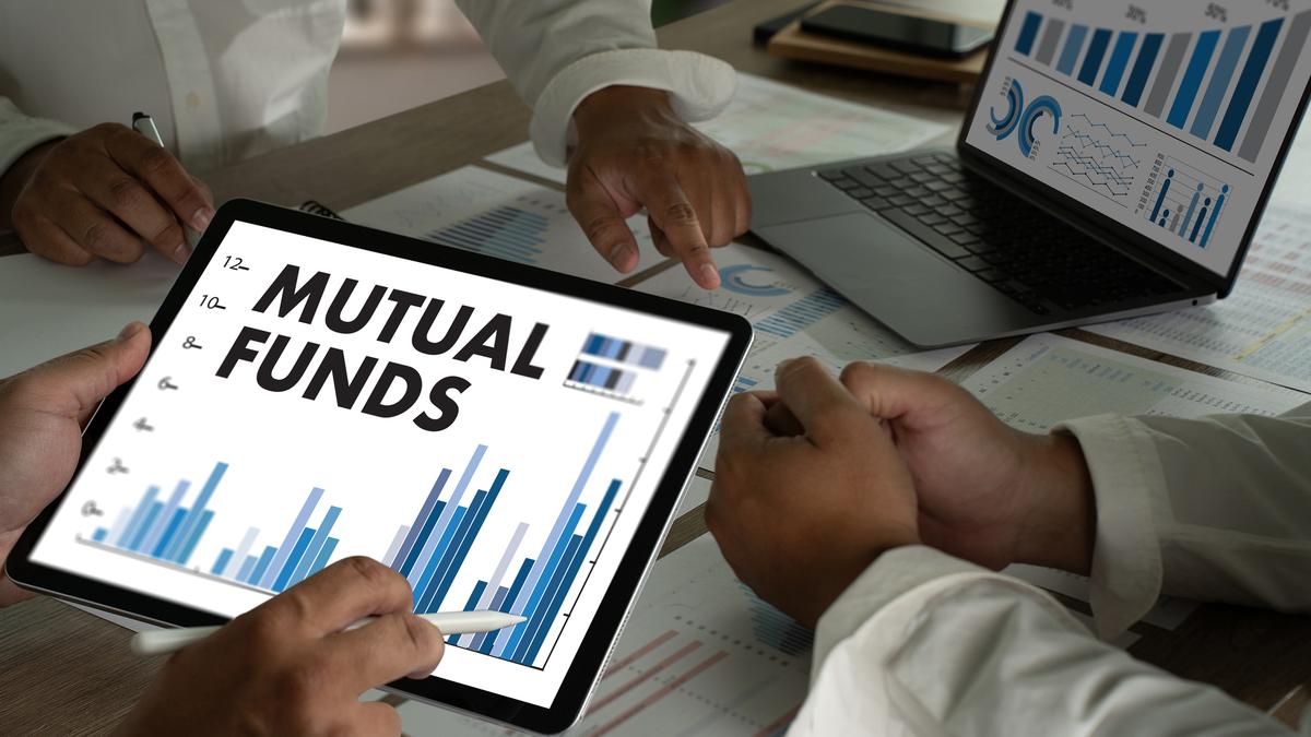 Equity mutual funds inflow drops 14% to ₹25,082 crore in March