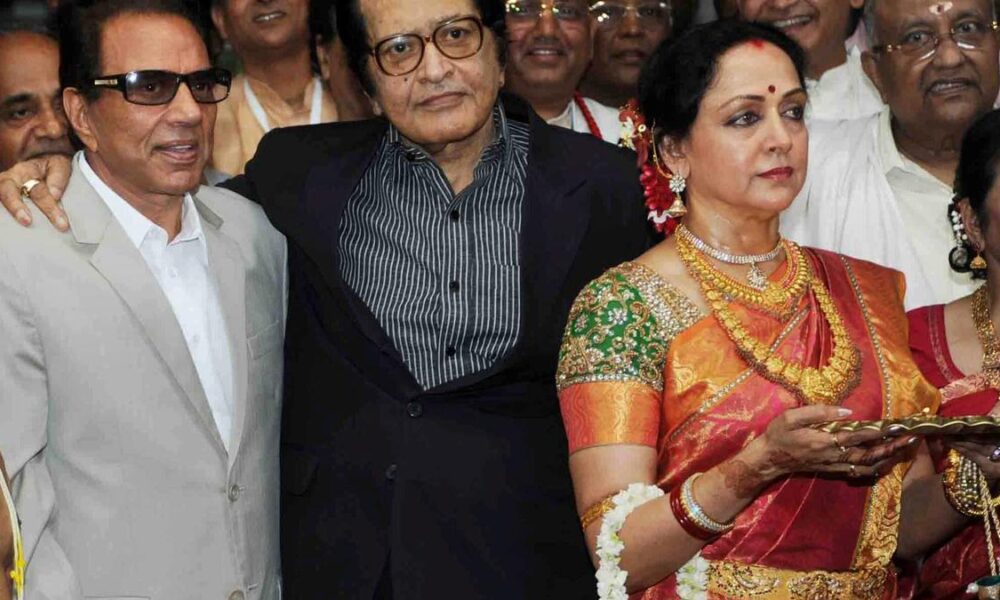 From Aamir Khan to Akshay Kumar, Bollywood condoles Manoj Kumar's demise