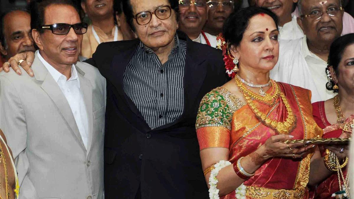 From Aamir Khan to Akshay Kumar, Bollywood condoles Manoj Kumar's demise