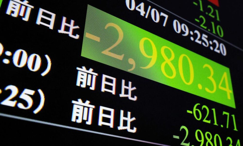 Japan's Nikkei sinks to 1-1/2-year low as bank shares tumble