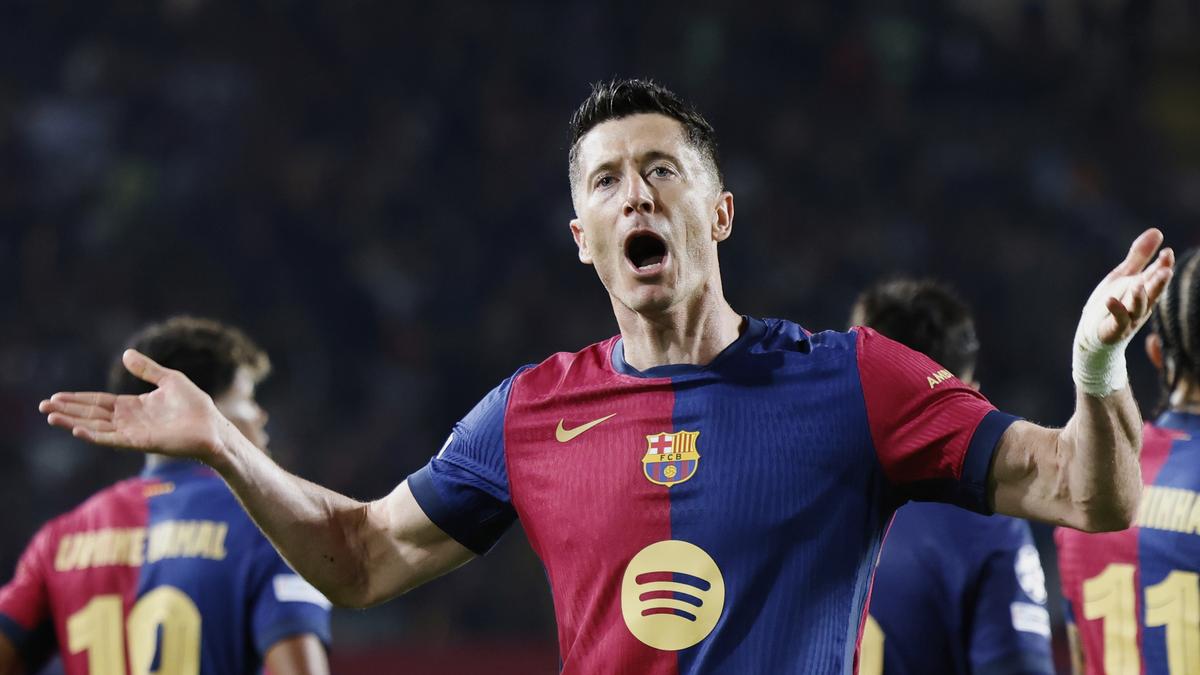 Lewandowski strikes twice as Barcelona thrash Dortmund 4-0