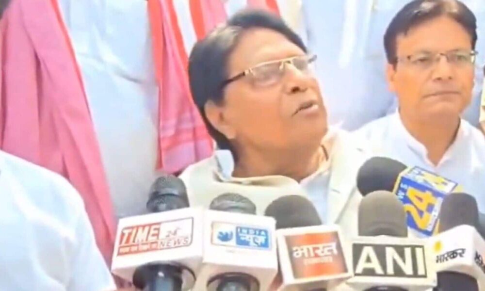Samajwadi Party MP Ramjilal Suman’s convoy attacked by Karni Sena members in Aligarh | WATCH | Mint