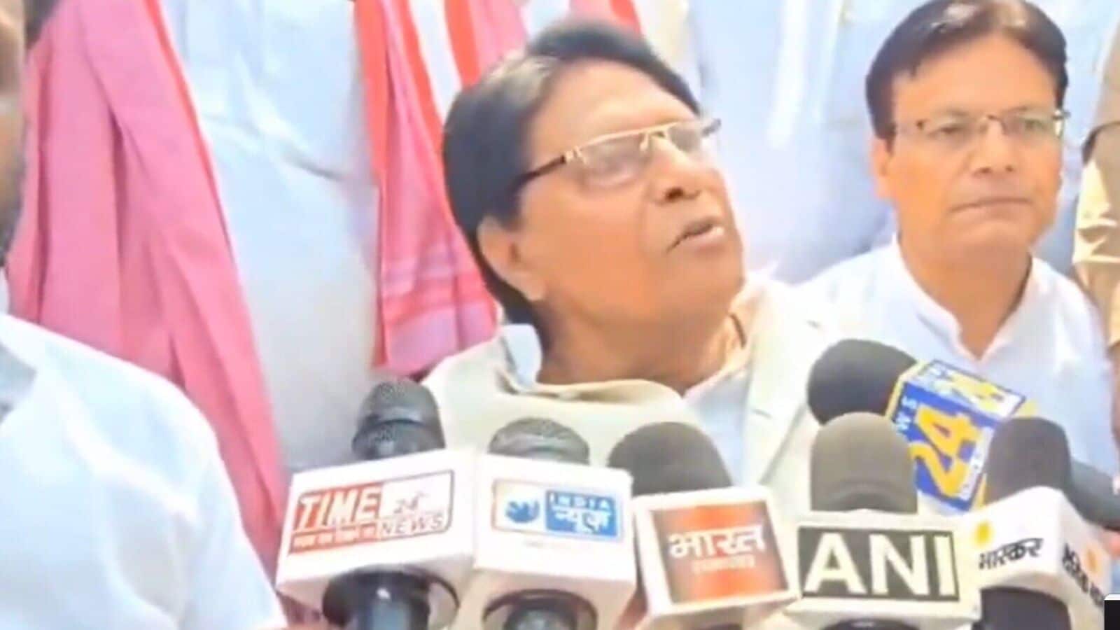 Samajwadi Party MP Ramjilal Suman’s convoy attacked by Karni Sena members in Aligarh | WATCH | Mint