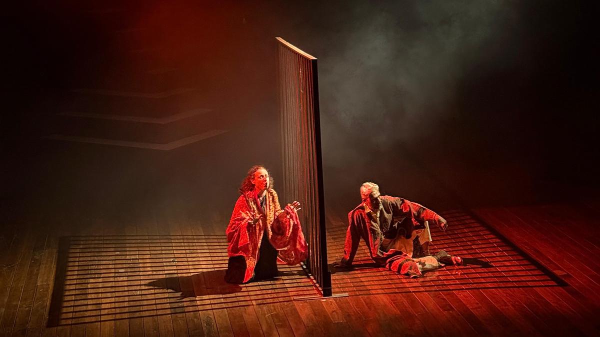 Yadavan Chandran’s ‘Meanwhile Elsewhere’ turns the stage into a picture of realism