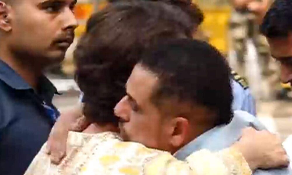 ‘Hum darte nahi’: Priyanka Gandhi hugs Robert Vadra as he reaches ED office for questioning | Watch | Mint