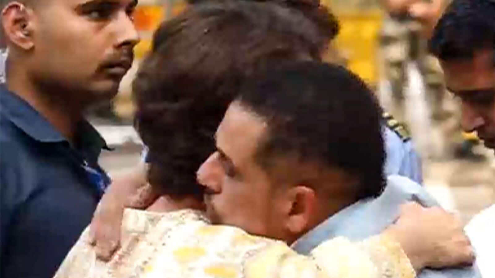 ‘Hum darte nahi’: Priyanka Gandhi hugs Robert Vadra as he reaches ED office for questioning | Watch | Mint
