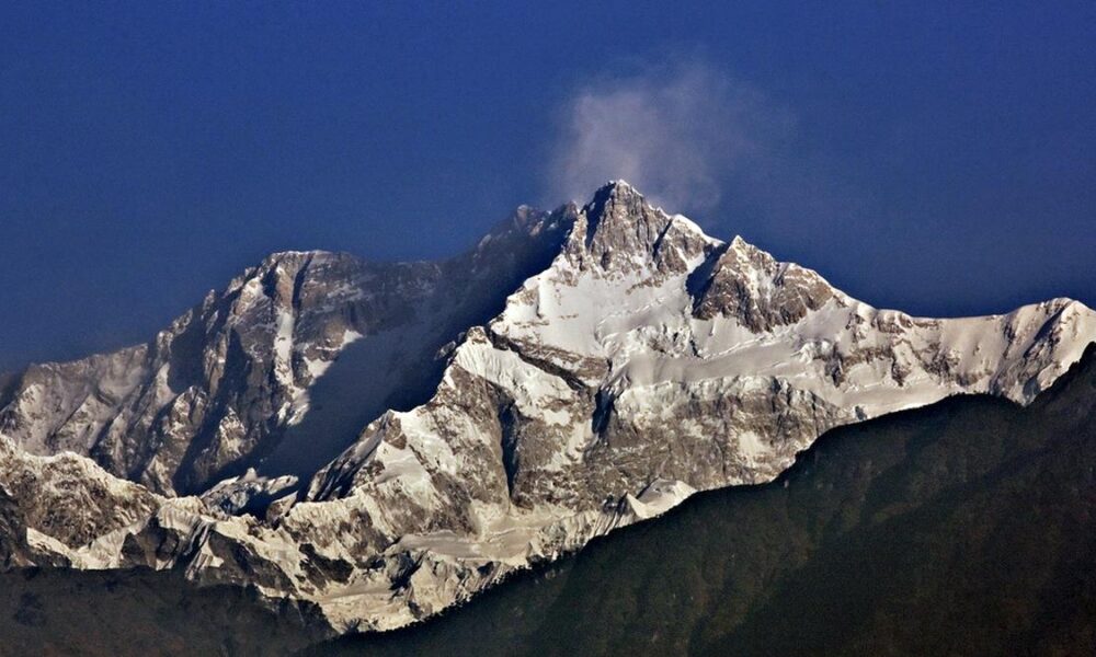 Using cold atoms in space to weigh the Himalayas