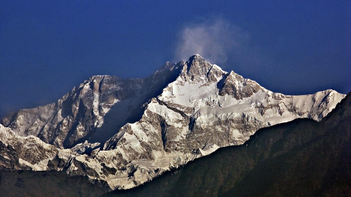 Using cold atoms in space to weigh the Himalayas