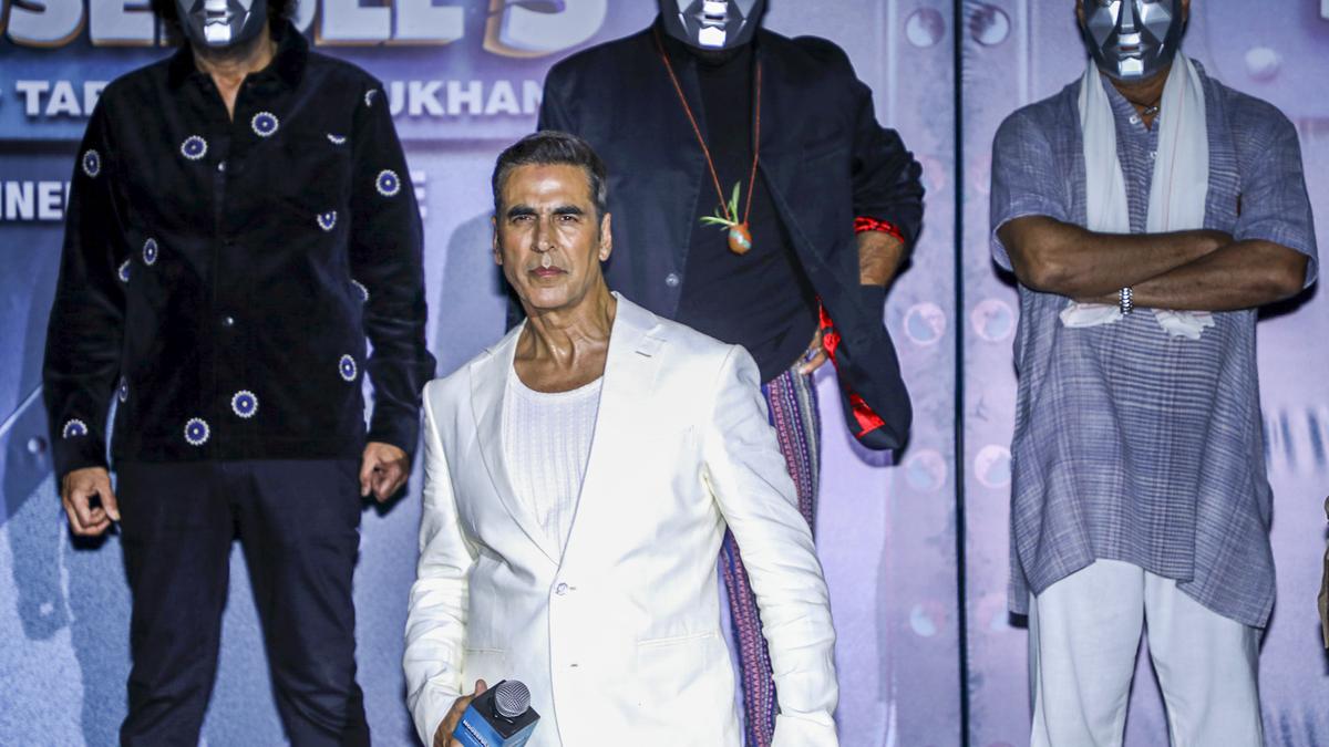 Akshay Kumar urges crowd to calm down amidst chaos at ‘Housefull 5’ promotions in Pune