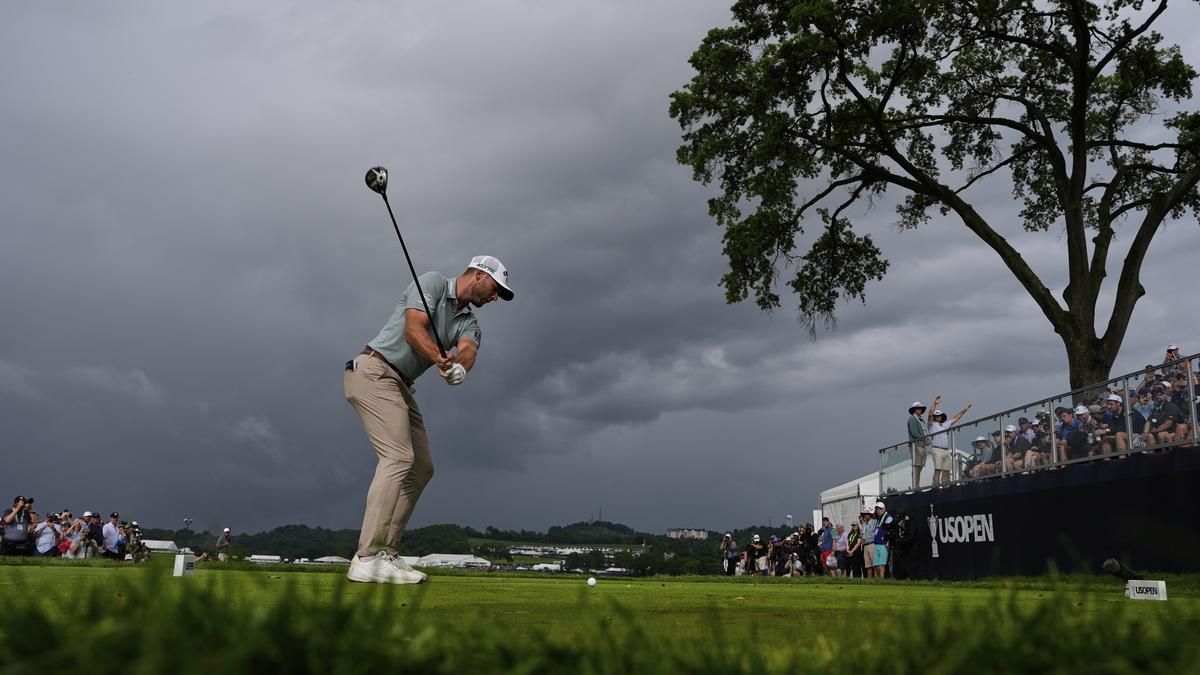 Burns running hot with one-stroke lead