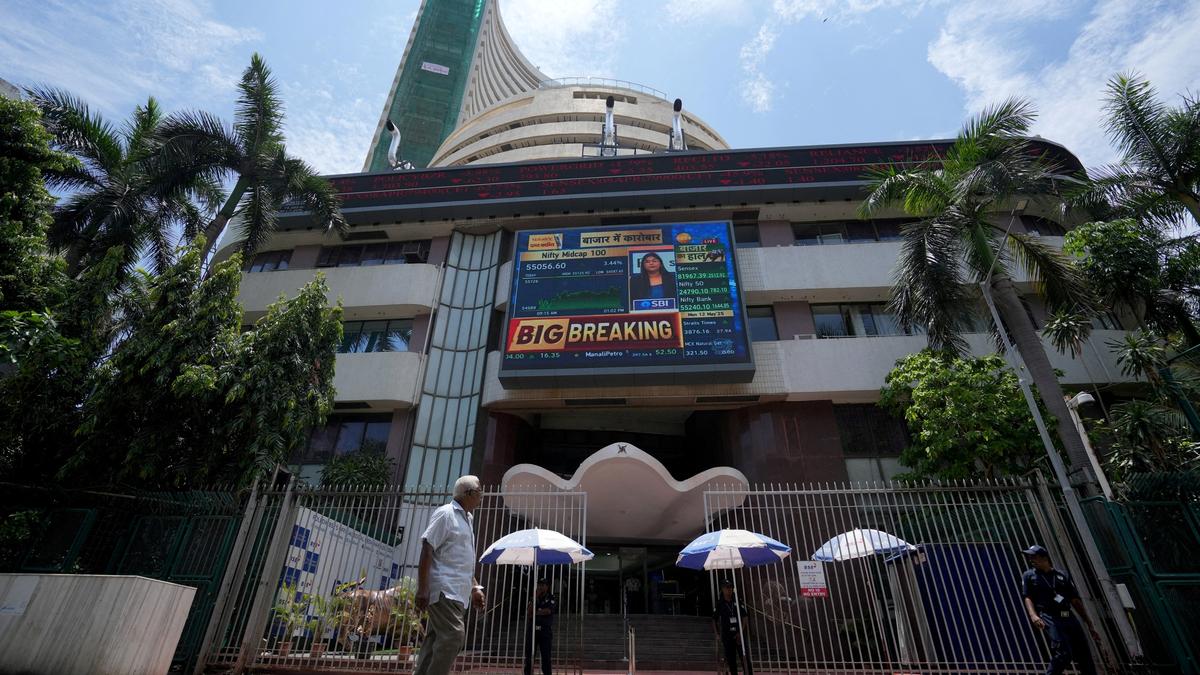 Markets log gains for 2nd day; Sensex, Nifty surge nearly 1% on global rally