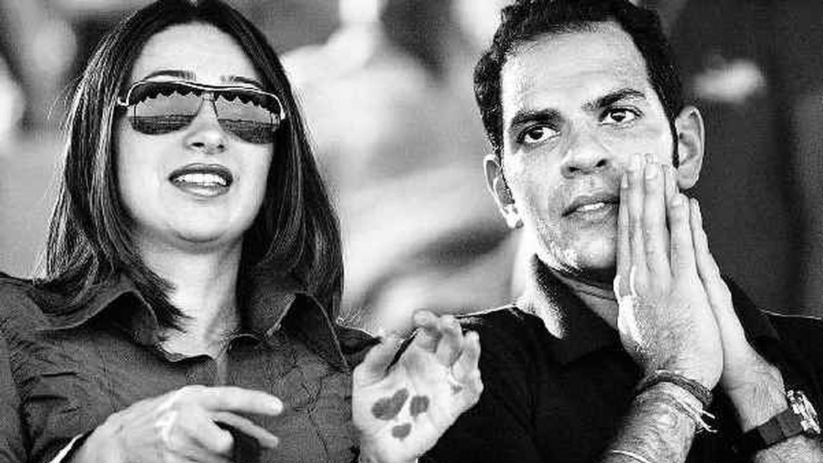 Saif Ali Khan, Kareena Kapoor Khan meet Karisma Kapoor after death of former husband Sunjay Kapur