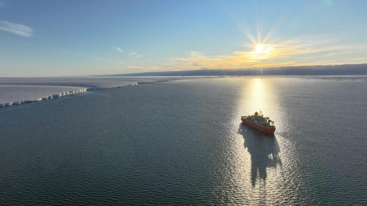 Antarctic summer sea ice at record lows