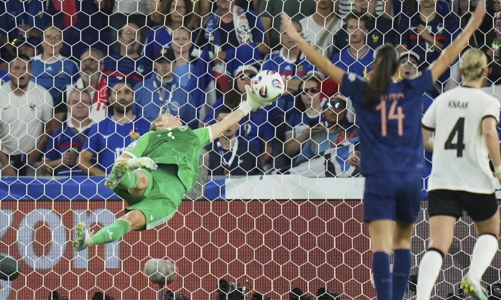 Germany through to Women's Euro semis after shootout win over France