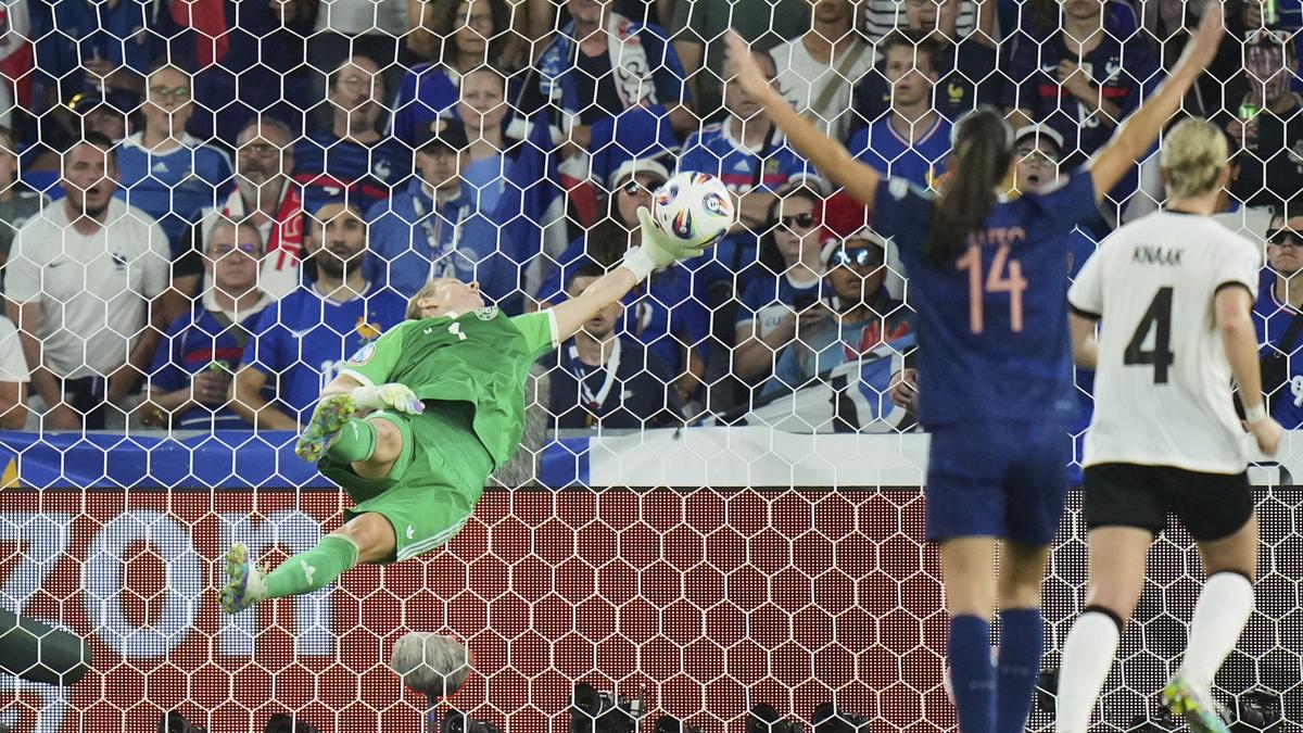 Germany through to Women's Euro semis after shootout win over France