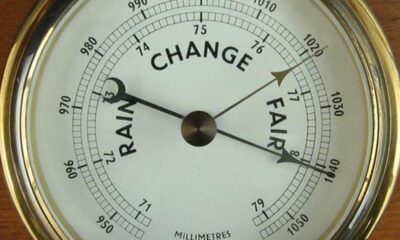 How does a digital barometer work?
