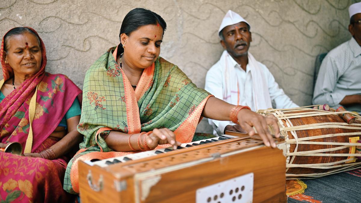 How does the Indian harmonium produce its lively music?