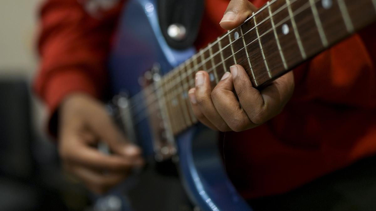 How does the material of a string affect an instrument’s sound?