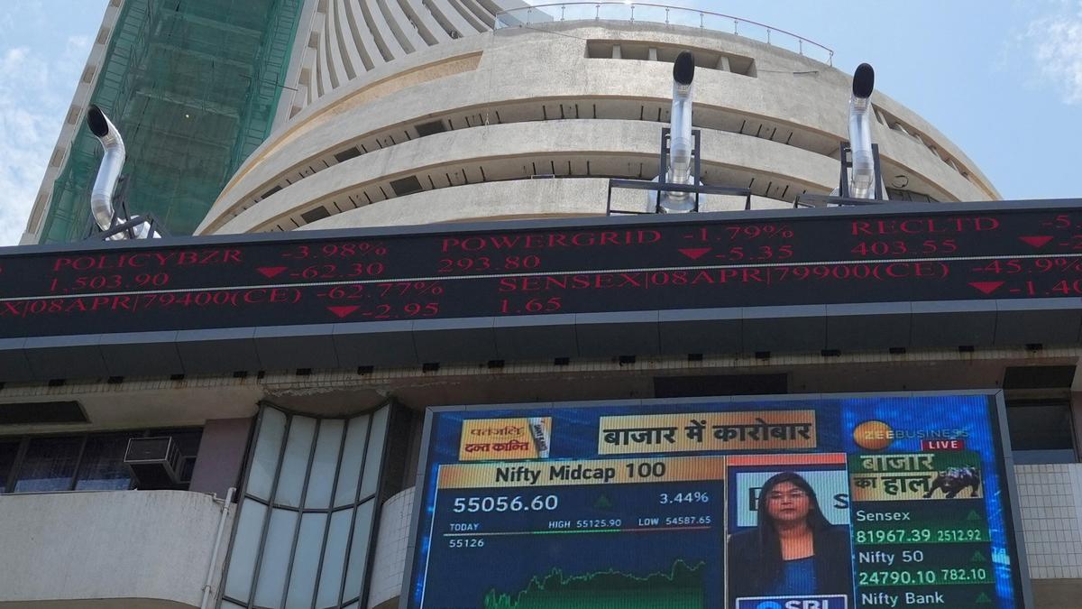 Markets decline in early trade dragged by IT stocks, foreign fund outflows