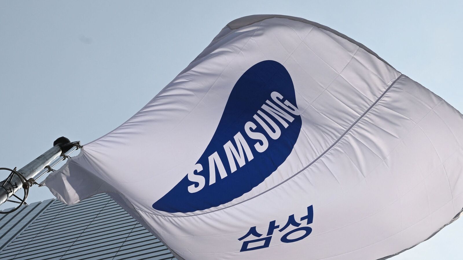 Samsung Electronics signs secretive $16.5 billion chip-supply deal, shares hit four week high | Mint