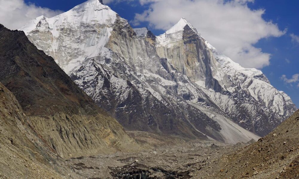 Is the Gangotri glacier losing snow earlier than usual?