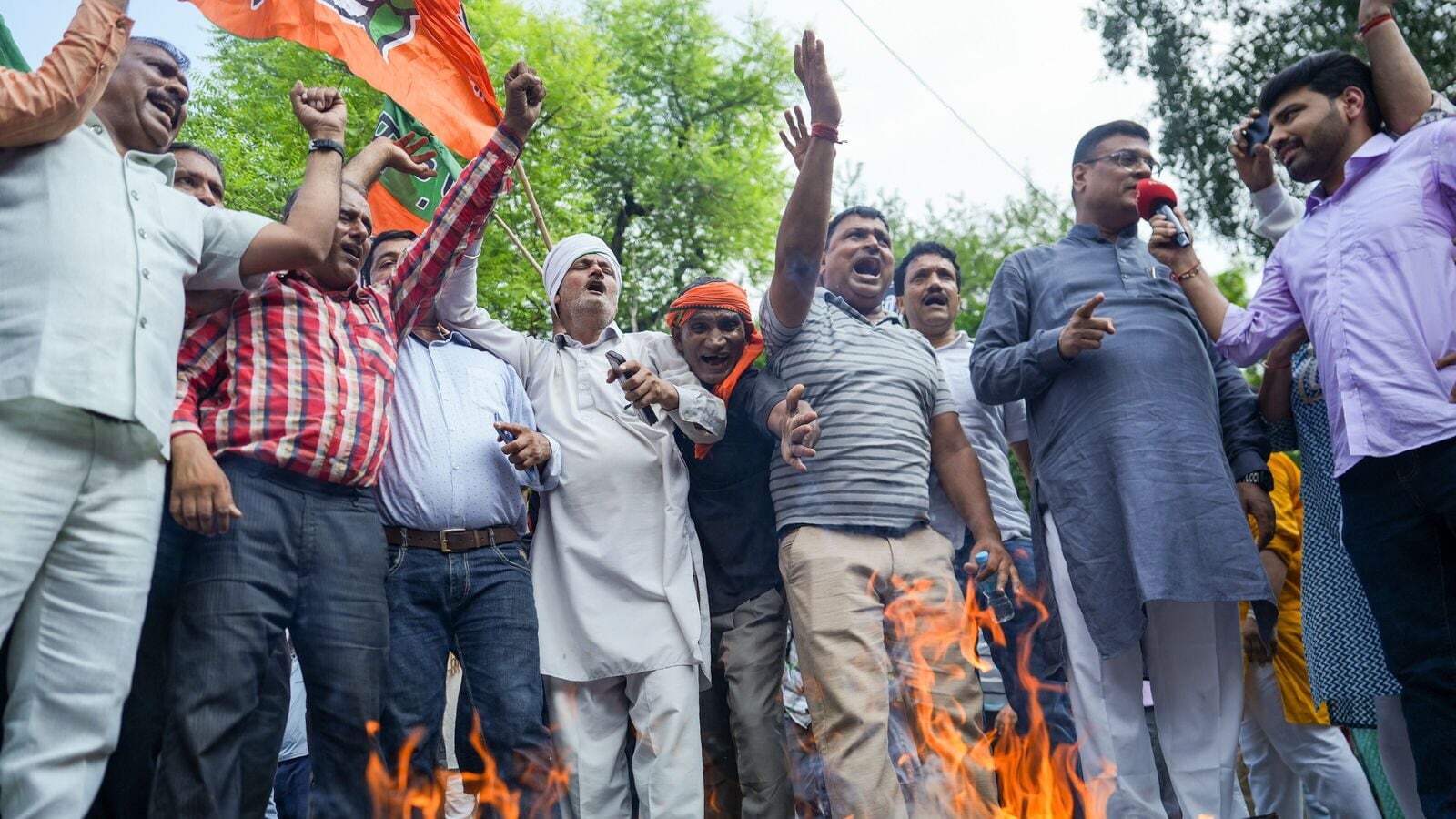 Watch: Scuffle breaks out between Congress & BJP workers in Gujarat amid protest over remarks against PM Modi in Bihar | Mint