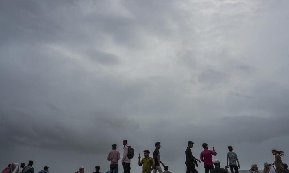 Why doesn’t water fall in one go from a cloud?