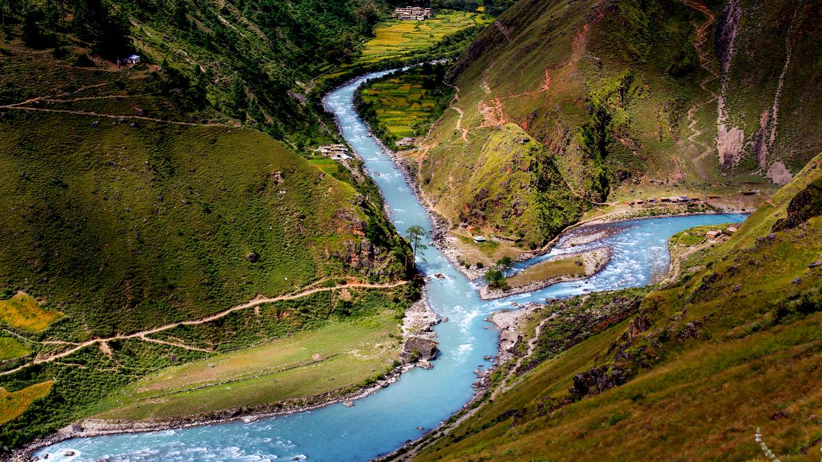 Geographers uncover why some rivers stay single while others split