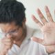 How can an allergic reaction in the throat feel like a throat infection?