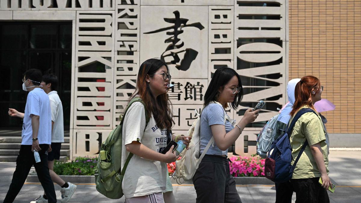 Overseas scholars drawn to China's scientific clout, funding
